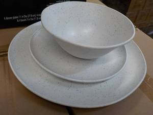 lot 58 image: Mainstays 12 pc Dinnerware Set- Juego De Vajilla