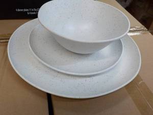 lot 59 image: Mainstays 12 pc Dinnerware Set- Juego De Vajilla