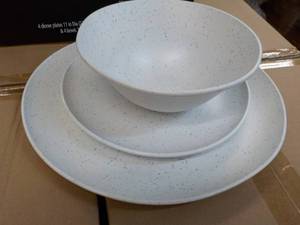 lot 60 image: Mainstays 12 pc Dinnerware Set- Juego De Vajilla