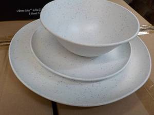 lot 61 image: Mainstays 12 pc Dinnerware Set- Juego De Vajilla