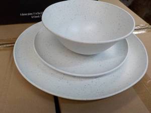 lot 62 image: Mainstays 12 pc Dinnerware Set- Juego De Vajilla