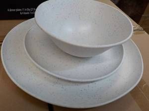lot 64 image: Mainstays 12 pc Dinnerware Set- Juego De Vajilla
