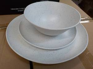 lot 65 image: Mainstays 12 pc Dinnerware Set- Juego De Vajilla
