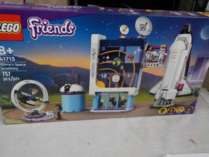 lot 202 image: New LEGO Friends 757 pc set...