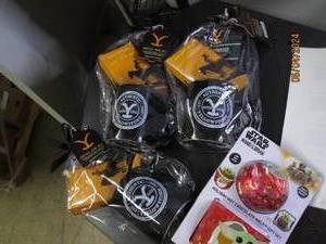 lot 45 image: 4 yellowston coffee mug set and star wars chocolate melt set