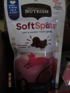 lot 87 image: case of 122.5oz rachel ray nutrish soft cat treats