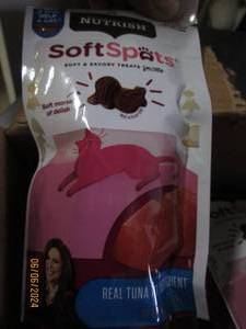 lot 88 image: case of 122.5oz rachel ray nutrish soft cat treats