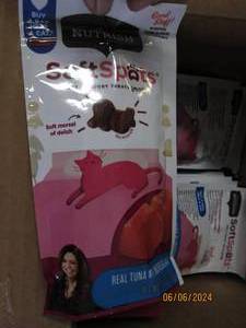 lot 103 image: case of 122.5oz rachel ray nutrish soft cat treats