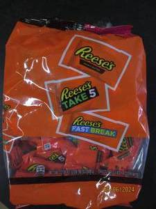 lot 106 image: 32.06 oz bag of reeses assorted candy best buy date of 112023