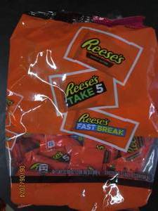 lot 110 image: 32.06 oz bag of reeses assorted candy best buy date of 112023