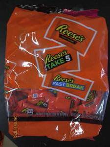 lot 112 image: 32.06 oz bag of reeses assorted candy best buy date of 112023