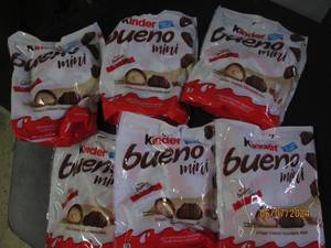 lot 206 image: 6 3.8 oz bags of kinder bueno minis best buy date of 62024