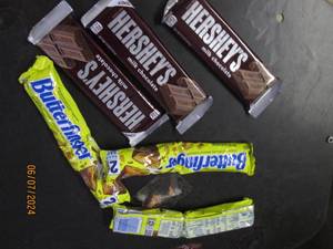 lot 250 image: 3 king size butterfingers and 3 king size herseys bars past best buy date