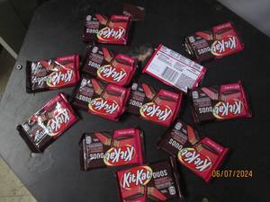 lot 262 image: 12 kit kat candy bars strawberry dark chocolate best buy date of 82023
