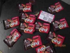 lot 263 image: 12 kit kat candy bars strawberry dark chocolate best buy date of 82023