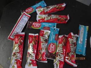 lot 276 image: lot of 12 candy bars varity Best By 02082024,04262024