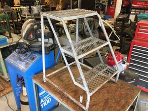 lot 21 image: Metal 3-step LadderStool