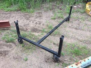 lot 8 image: 3 Wheel Rolling Rack