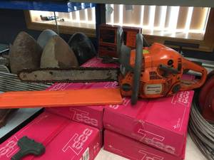 lot 140 image: Husqvarna 450 Gas Chainsaw - Starts