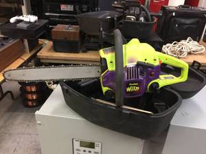 lot 148 image: Poulan Wild Thing 2375 Gas Chainsaw - Case