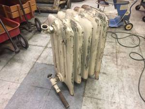 lot 174 image: Vintage Cast Iron Radiator