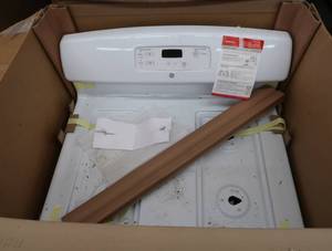 lot 63 image: NEW IN BOX GE GAS STOVEOVEN