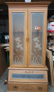 lot 105 image: 12 PLACE GUN CABINET