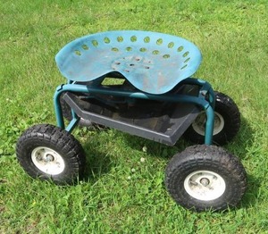 lot 127 image: ROLLING GARDEN CART