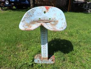 lot 129 image: UNIQUE TRACTOR SEAT STOOL
