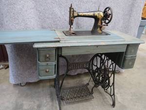 lot 133 image: REFURBISHED SINGER SEWING MACHINE CABINET  SINGER SEWING MACHINE