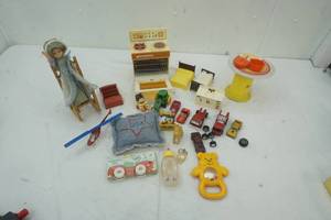 lot 9 image: Kids Vintage Toys