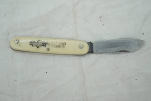 lot 14 image: Vintage Peanuts Pocket Knife