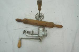lot 18 image: Vintage Kitchenware