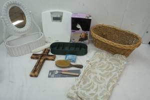 lot 32 image: BathroomBedroom Dresser accessories