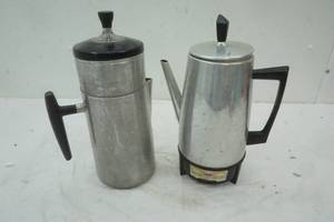lot 36 image: Two Vintage Tea Pots with Inners