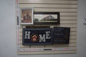 lot 59 image: Variety of Farm Decor