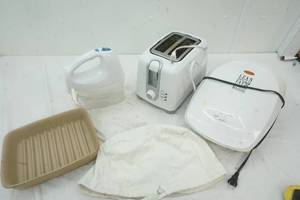 lot 68 image: Kitchen Toaster, Mixer, pan, toaster cover