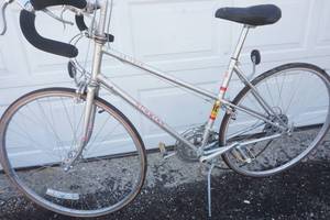 lot 98 image: Schwinn Le Tour Bike (needs TLC)