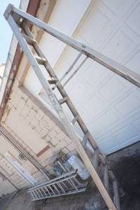 lot 101 image: 10 Ft Aluminum Ladder