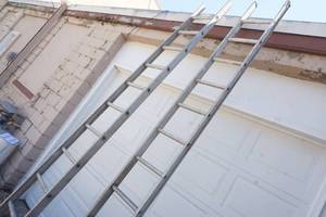 lot 102 image: Extending Ladder