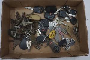 lot 120 image: assortment of keys