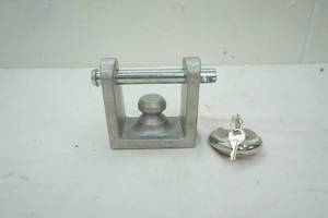 lot 148 image: Hitch Lock 2-2 516 with lock and key