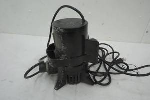 lot 186 image: Beckett Corp. Pond Pump 115v 2.5A 60Hz