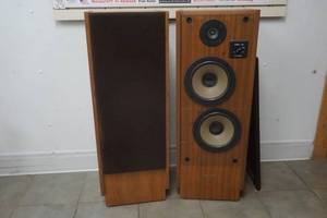 lot 219 image: Realistic Speakers