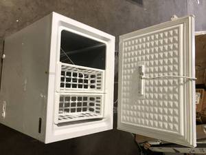 Magic Chef 5.0 cu. ft. Chest Freezer in White  Customer Returns See Pictures