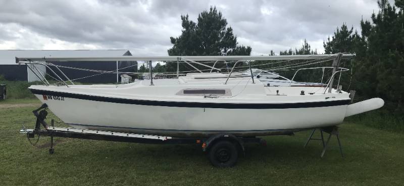 1986 MacGregor 22 Sailboat w Trailer