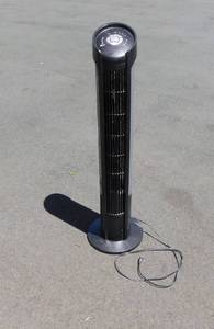 lot 16 image: Seville Classics Oscillating Tower Fan