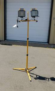 lot 17 image: Expandable Dual Tripod Work Lamp