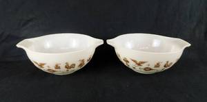 lot 34 image: Set of 2 Pyrex Early American 443 Cinderella Bowls 2.5 Quart
