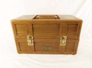 lot 18 image: Vintage The Sportsmens Guide Thomas Museum Series Wood TackleTool Box
